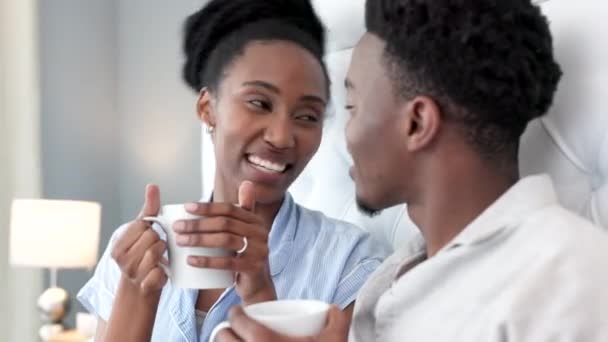 Letto Tazza Caffè Persone Sposate Bevono Insieme Mentre Rilassano Nella — Video Stock