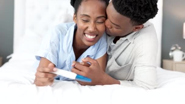 非洲夫妇 怀孕测试和计划在家里一起生孩子 在床上谈论好消息 在卧室谈论孩子 男子和妇女在家里成家成家 — 图库视频影像