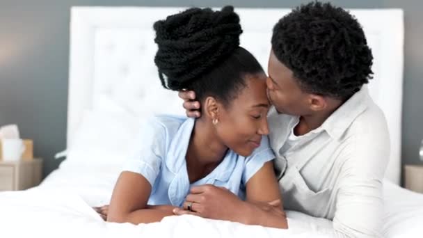 가집에서 대화를 나누고 침실에서 포옹을 흑인들은 존경하고 염려하고 신뢰하는 낭만적 — 비디오