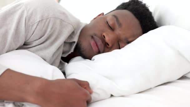 Dormir Relaxar Sonhar Com Homem Negro Casa Cama Uma Manhã — Vídeo de Stock