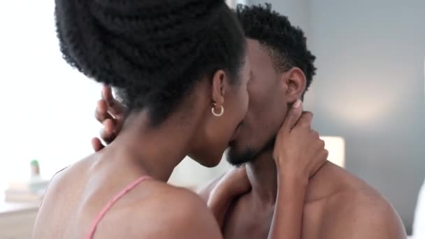 Çift Öpüşmesi Yatak Odasında Seks Yatakta Aşk Evlilikte Erotik Cinsel — Stok video