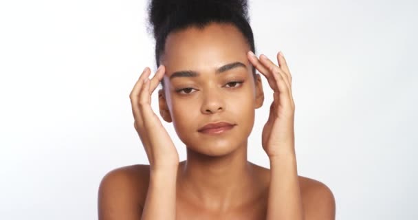 Ομορφιά Μακιγιάζ Skincare Μαύρο Γυναικείο Μοντέλο Χέρια Στο Πρόσωπο Για — Αρχείο Βίντεο