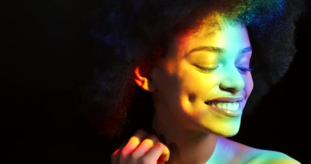 明るい虹の光 黒の女性の美しさと輝く肌 創造的な肖像画と暗い背景に誇り 男女間の平等 ゲイアフリカ人とレズビアンの顔に自由色 笑顔と輝き — ストック動画