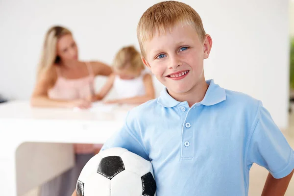 准备出去玩 一个拿着足球站在室内的小男孩 — 图库照片