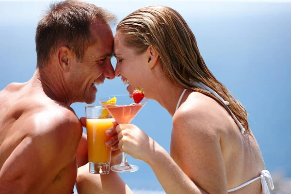 Summer Romance Happy Couple Sitting Face Face Outdoors While Holding — Stock Photo, Image