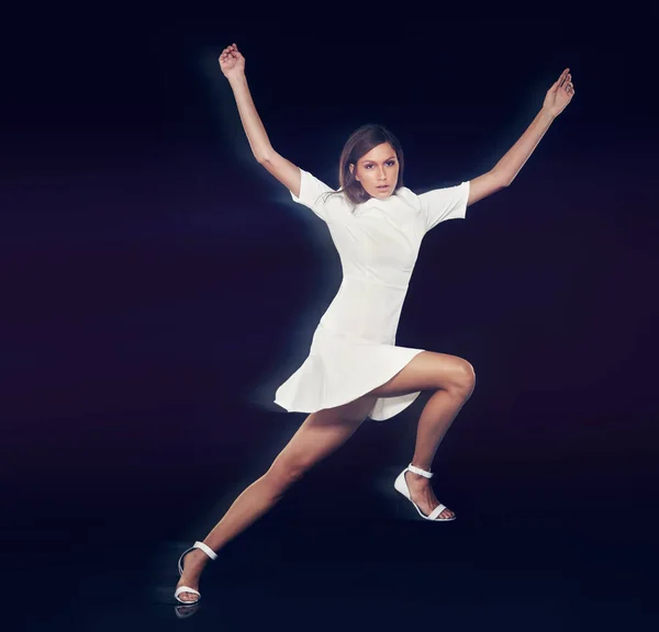 Desliza Hacia Glamour Estudio Larga Duración Una Mujer Saltando — Foto de Stock