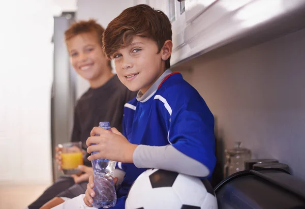 男孩将是男孩 两个男孩子在练习足球后喝冷饮 — 图库照片