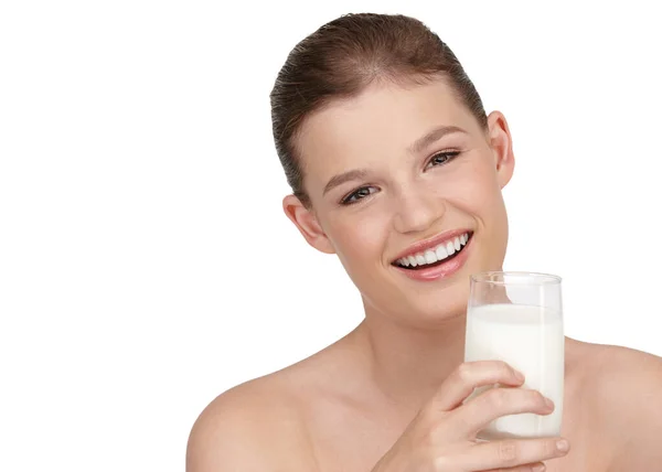 Disfrutando Vaso Leche Fresca Una Adolescente Sonriente Sosteniendo Vaso Leche —  Fotos de Stock