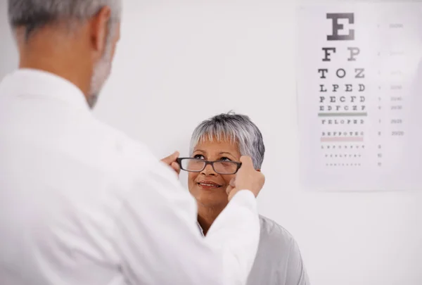 Novo Par Olhos Optometrista Colocando Par Óculos Paciente — Fotografia de Stock