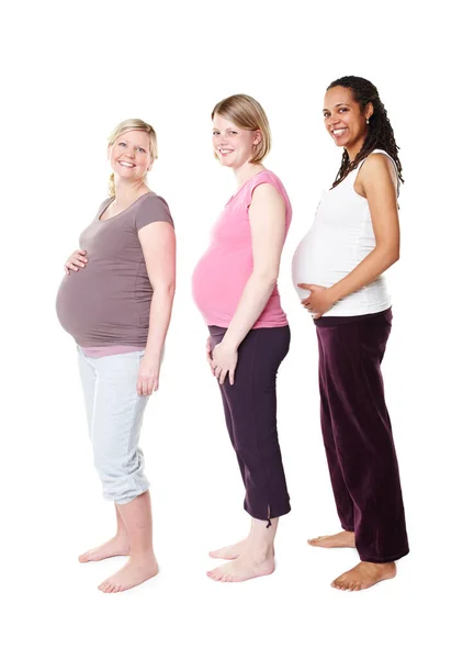 比较他们的婴儿肿块 3名孕妇站在白色的背景下 双手托着肚子 对着相机放声大笑 — 图库照片