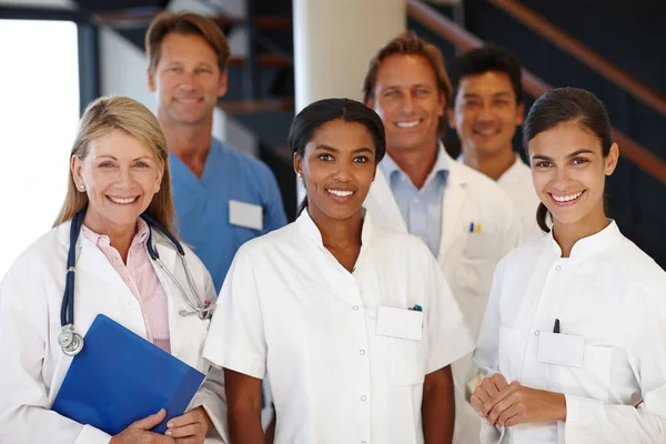 Salud Nuestra Prioridad Grupo Profesionales Médicos Sonriendo Cámara —  Fotos de Stock