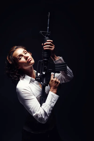 Kontrollü Kendinden Emin Tüfek Tutan Ciddi Görünen Olgun Bir Kadın — Stok fotoğraf