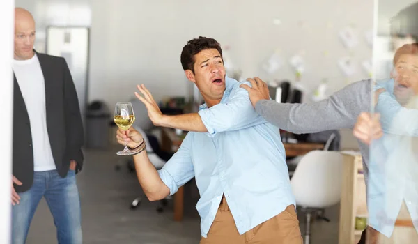 오피스 파티가 술취한 사무실에서 싸우고 있습니다 — 스톡 사진