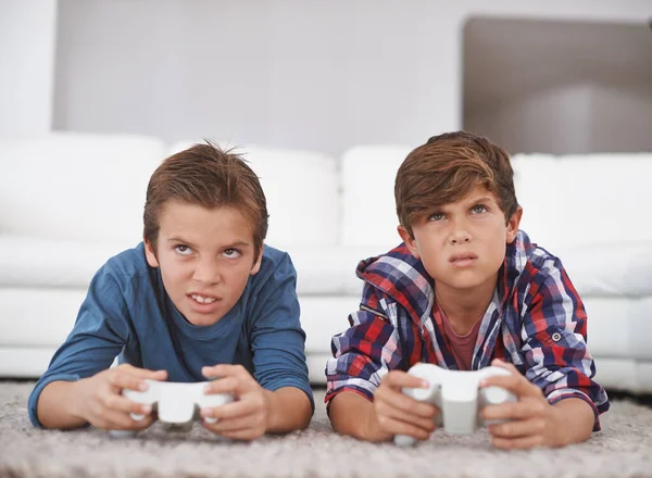 Παιχνίδια Σοβαρεύουν Δύο Νεαρά Αγόρια Που Παίζουν Βιντεοπαιχνίδια Στο Σπίτι — Φωτογραφία Αρχείου