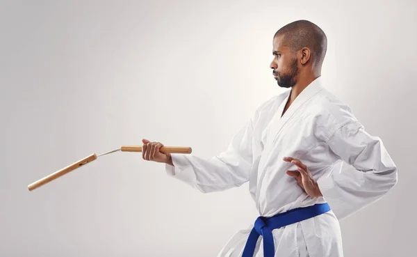 Macha Nunchakami Jak Zawodowiec Afrykanin Uprawiający Karate — Zdjęcie stockowe