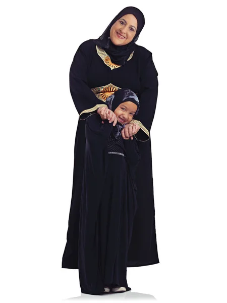 Roztomilá Vnučka Studio Portrét Šťastné Muslimské Babičky Vnučky Izolované Bílém — Stock fotografie