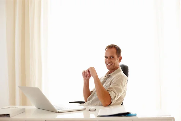 Comfort Meets Sophistication Office Mature Businessman Smiling Confidently While Working — Stock Photo, Image