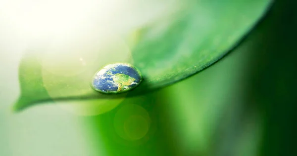 Água Que Vida Tiro Close Terra Refletida Uma Gota Água — Fotografia de Stock