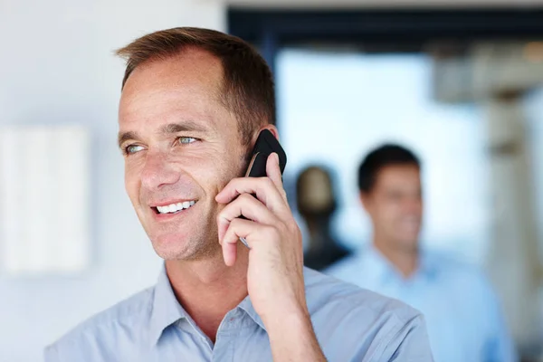Połącz Się Najnowszym Telefonem Atrakcyjny Dojrzały Mężczyzna Rozmawia Przez Komórkę — Zdjęcie stockowe