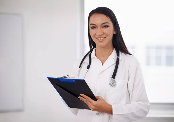 Cuál Parece Ser Problema Hoy Retrato Joven Atractivo Doctor Sosteniendo —  Fotos de Stock