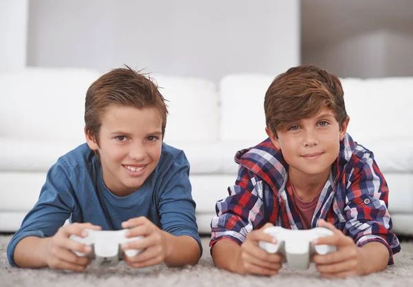 Brincar Com Meu Irmão Retrato Dois Meninos Jogando Videogames Casa — Fotografia de Stock
