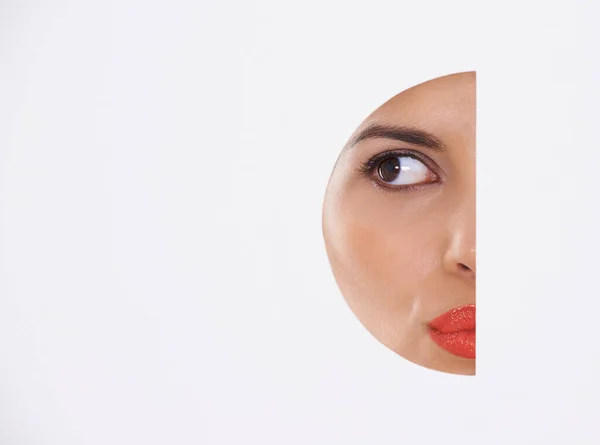 Quem Está Uma Bela Jovem Mulher Através Uma Forma Recortada — Fotografia de Stock