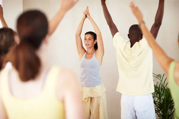 Instructrice Expérimentée Menant Classe Une Jolie Prof Yoga Montrant Classe — Photo