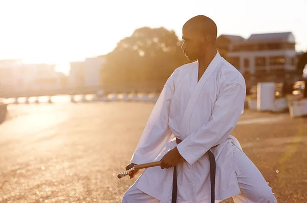 Bezchybná Technika Mladý Karate Profesionální Trénink Při Nošení — Stock fotografie