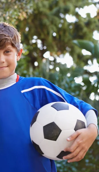 Una Pelota Todo Que Necesita Retrato Recortado Joven Sosteniendo Una — Foto de Stock