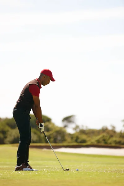 Golf Ukazuje Sílu Mysli Profil Pohledného Mladého Muže Hrajícího Golf — Stock fotografie