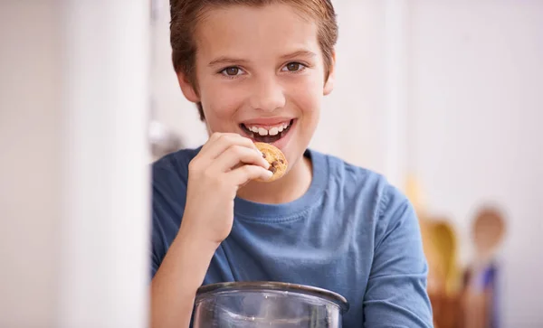 Yum Yum Niño Comiendo Una Galleta Mientras Sostiene Tarro Galletas — Foto de Stock