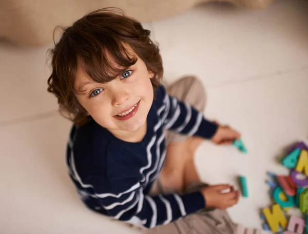 Genio Entrenamiento Retrato Adorable Niño Jugando Con Coloridas Letras Juguete — Foto de Stock