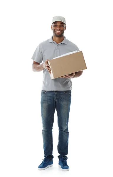 Entregar Encomendas Com Sorriso Entregador Sorridente Segurando Uma Caixa Enquanto — Fotografia de Stock