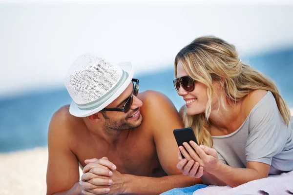 Verifica Paraíso Jovem Casal Feliz Usando Celular Enquanto Bronzeado Uma — Fotografia de Stock