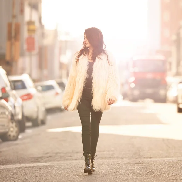 Road Her Runway Attractive Young Woman Out City — Stock Photo, Image
