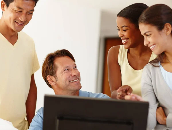 Keeping Them Motivated Work Team Gathered Computer — Stock Photo, Image