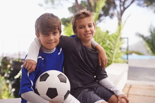 男孩将是男孩 两个小男孩坐在外面 拿着足球 — 图库照片