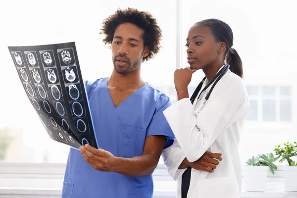 Exames Vão Ajudá Los Com Diagnóstico Uma Médica Uma Enfermeira — Fotografia de Stock