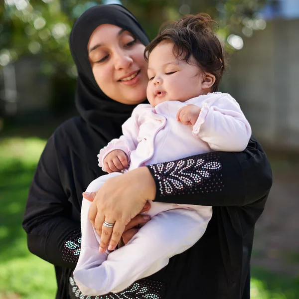 私の赤ちゃんの愛 イスラム教徒の母親と彼女の小さな赤ちゃんの女の子 — ストック写真
