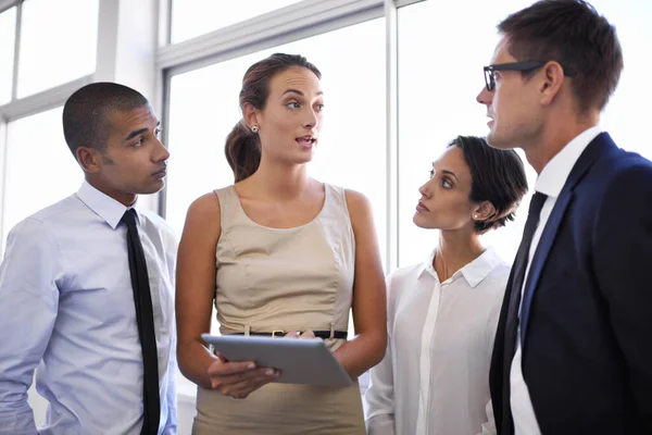 Sugiero Que Hagamos Nuestro Movimiento Ahora Grupo Colegas Negocios Que — Foto de Stock