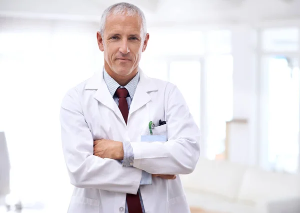 Salud Prioridad Número Uno Retrato Médico Maduro Pie Con Los — Foto de Stock