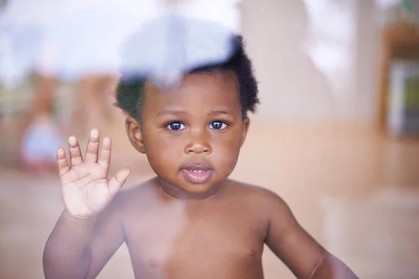 Dünyayla Tanışmaya Hazırım Pencereden Bakan Sevimli Bir Erkek Bebeğin Portresi — Stok fotoğraf