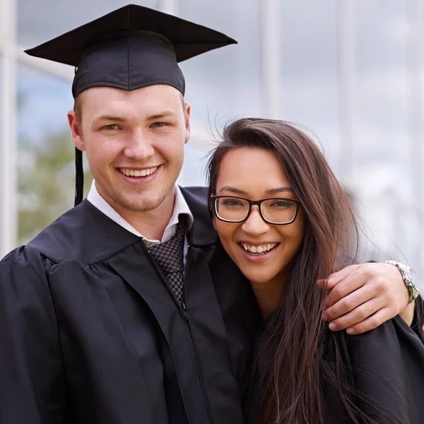 Diplomi Conseguiti Amici Fatti Ritratto Amici Sorridenti Giorno Della Laurea — Foto Stock