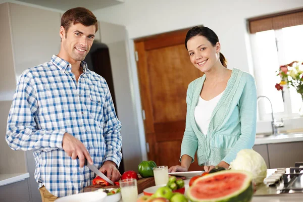 Date Night Aktion Ein Paar Bereitet Hause Gemeinsam Eine Mahlzeit — Stockfoto