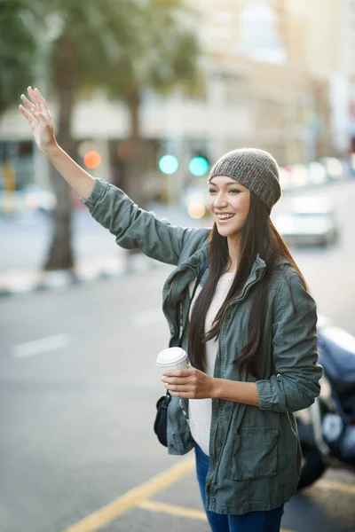 Est Une Citadine Une Jolie Jeune Femme Dans Ville — Photo