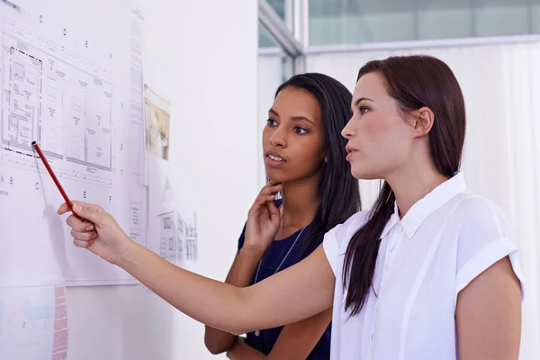 Mudássemos Isto Duas Arquitetas Examinando Planos Construção — Fotografia de Stock