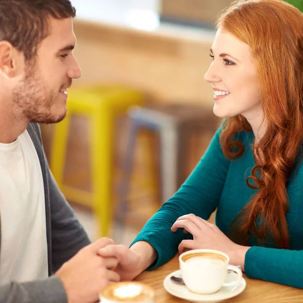コーヒーデートで幸せな若いカップルの切り取られたショット — ストック写真
