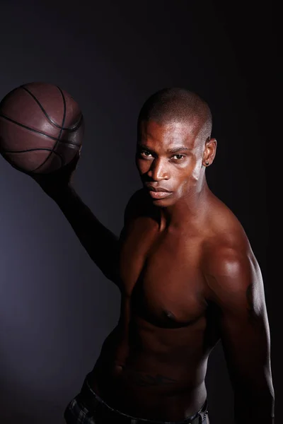 Він Ніколи Пропускає Кидок Студійний Портрет Визначеного Юного Баскетболіста Стоїть — стокове фото