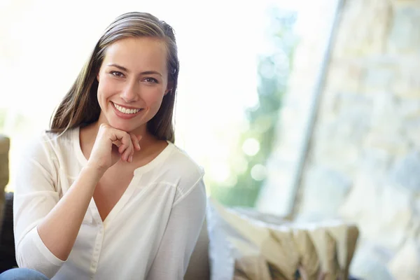 Positivity Personified Cropped Portrait Happy Carefree Young Woman Sitting Sofa — Stock Photo, Image