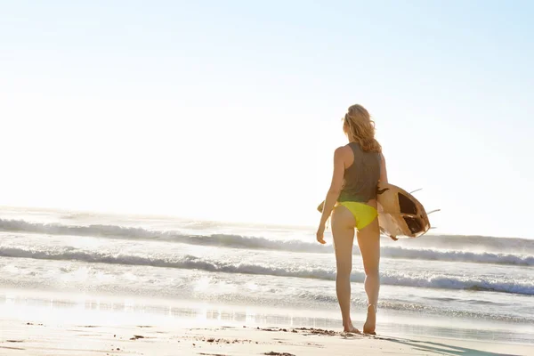 Der Perfekte Tag Für Ein Gutes Surfen Ein Junges Surfermädchen — Stockfoto
